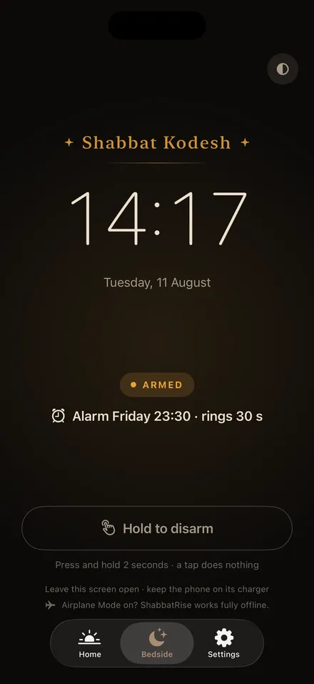 Modo Mesita de noche de ShabbatRise con un reloj tenue mientras el teléfono se carga (app en inglés)