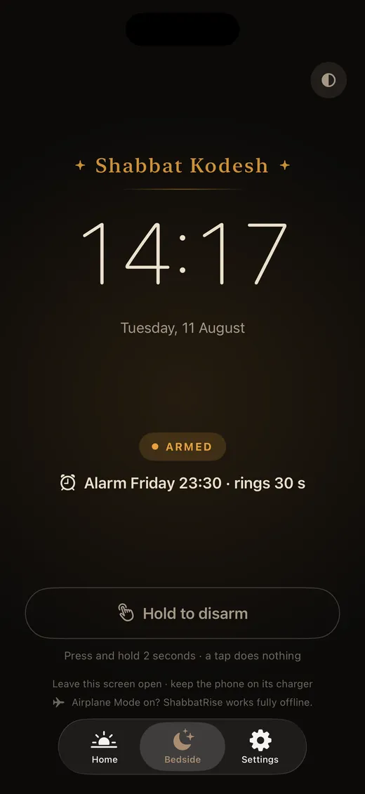Modo Mesita de noche de ShabbatRise con un reloj tenue mientras el teléfono se carga (app en inglés)