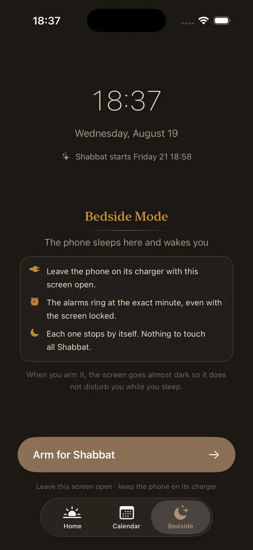 ShabbatRise Bedside Mode showing the night clock, and the three things it does while the phone charges (app in English)