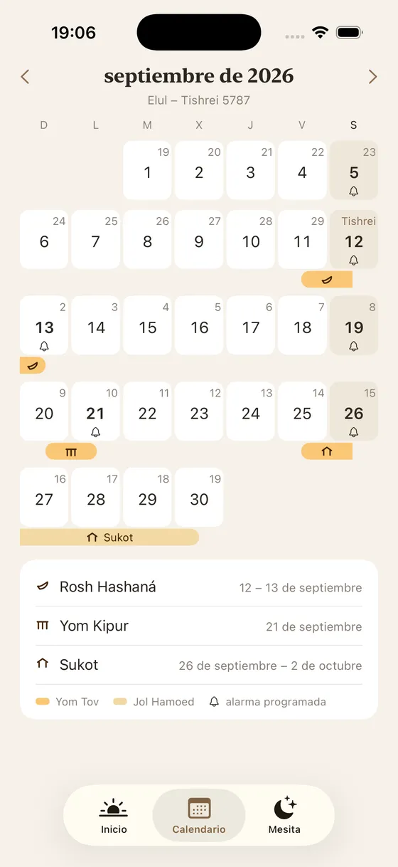 Calendario de ShabbatRise de septiembre de 2026, de Elul a Tishrei 5787, con Rosh Hashaná, Yom Kipur y Sukot dibujados en bandas con su propia marca, y una campana en las fechas que tienen alarma (app en español)