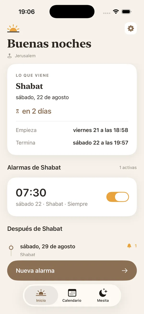 Pantalla principal de ShabbatRise con la hora a la que entra y sale Shabat en Jerusalén, y una alarma del sábado por la mañana activada (app en español)