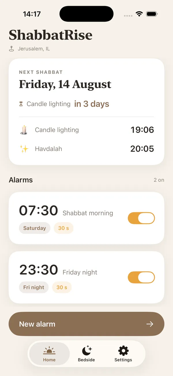 Pantalla principal de ShabbatRise con las alarmas del viernes por la noche y del sábado por la mañana activadas (app en inglés)