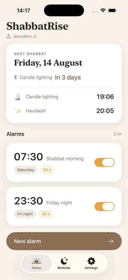 Pantalla principal de ShabbatRise con las alarmas del viernes por la noche y del sábado por la mañana activadas (app en inglés)
